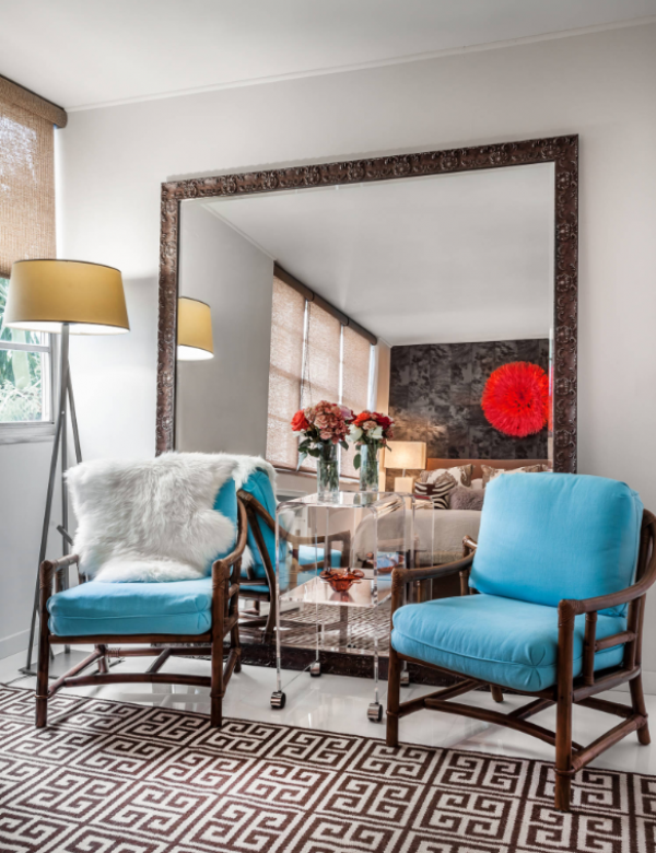 Penggunaan cermin besar untuk memberikan ilusi ruang yang lebih luas